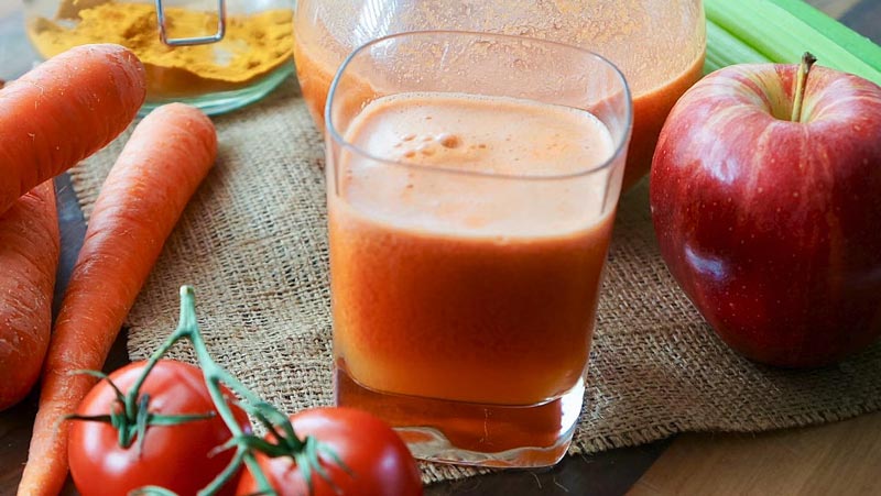 Nước ép cà chua chứa nhiều vitamin C và axit tartaric làm trắng da