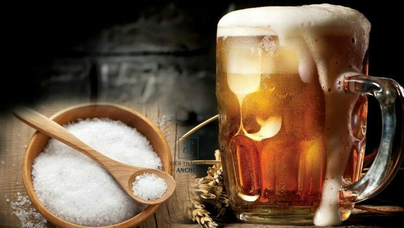 Sử dụng bia tươi với muối hạt kết hợp làm trắng da mặt đơn giản