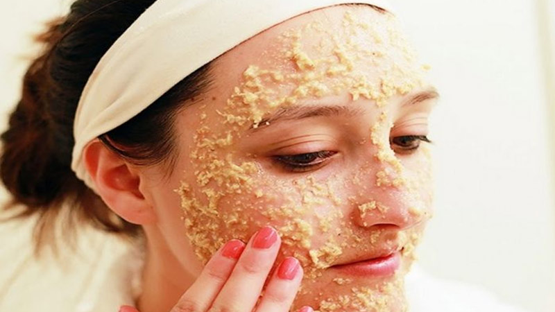 Dưỡng da mặt bằng sữa ong chúa kết hợp với bột yến mạch giúp da mềm mại và đẹp rạng ngời